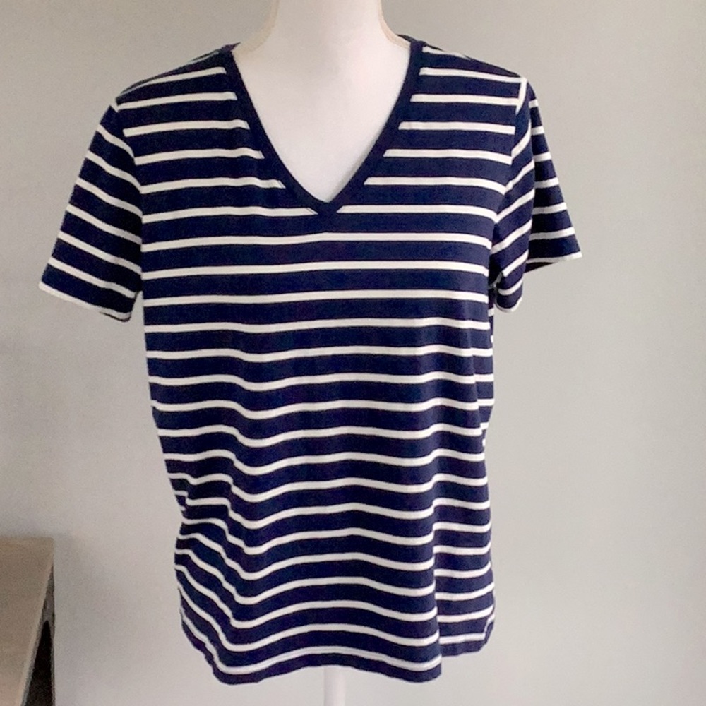 Lands’ End V-neck Tee M